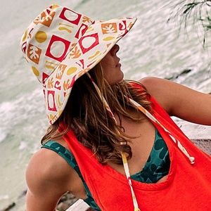 Free People Lack of color holiday bucket hat NWT